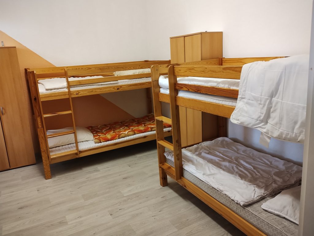 Mehrbettzimmer mit vier Betten im Obergeschoss