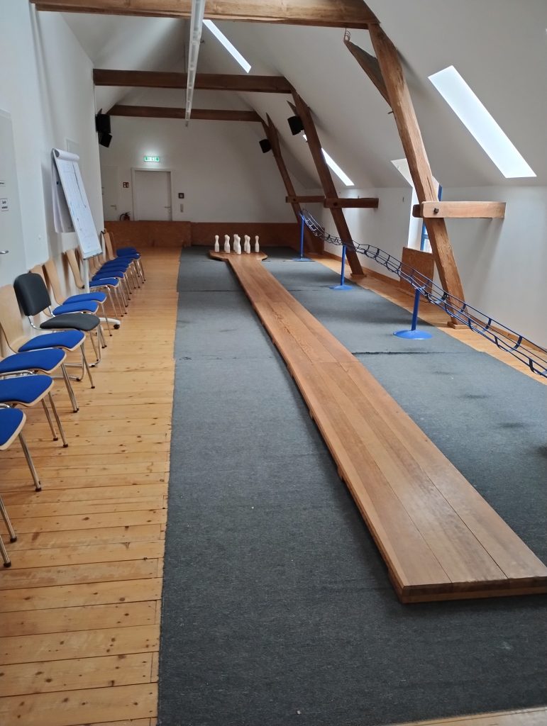 Kegelbahn im Dachgeschoss eines Schullandheims