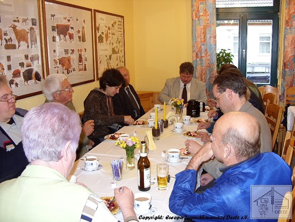 Reisegruppe in einem Veranstaltungsraum beim Essen