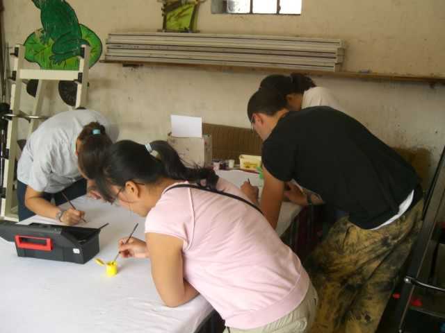 Aufnahme von Schülern bei der Arbeit an einem Projekt in einer Werkstatt