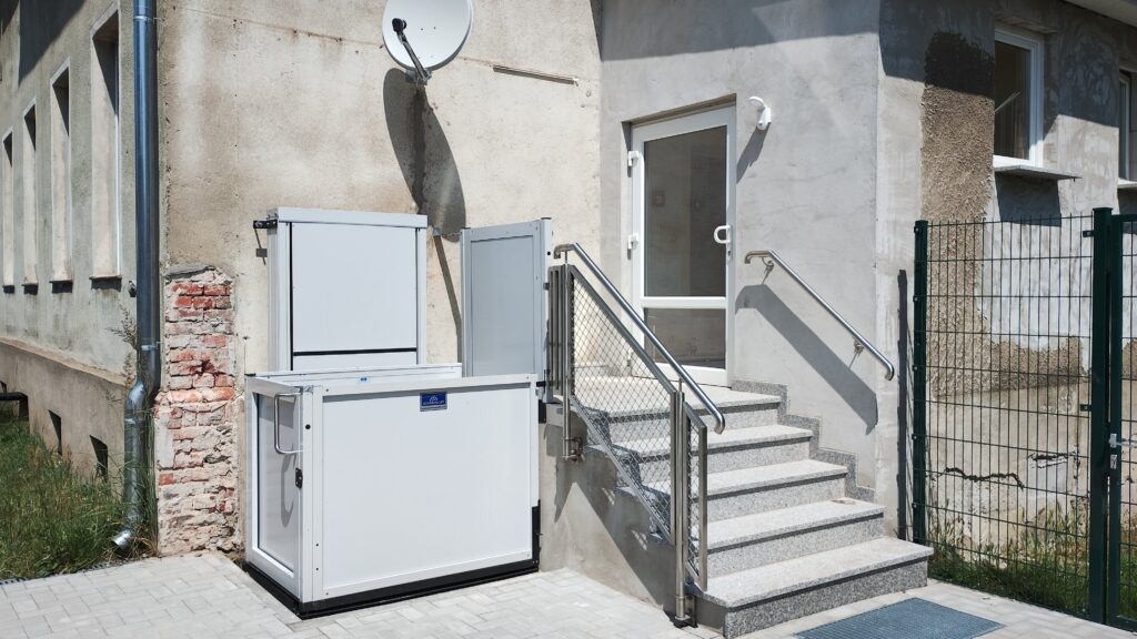 Seiteneingang eines Schullandheims mit Rollstuhullift für barrierefreien Zugang zum Haus