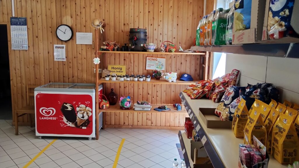 Verkaufsraum eines Hofladens auf einem Bauernhof mit Auswahl an Snacks und Erfrischungsgetränken für Gäste