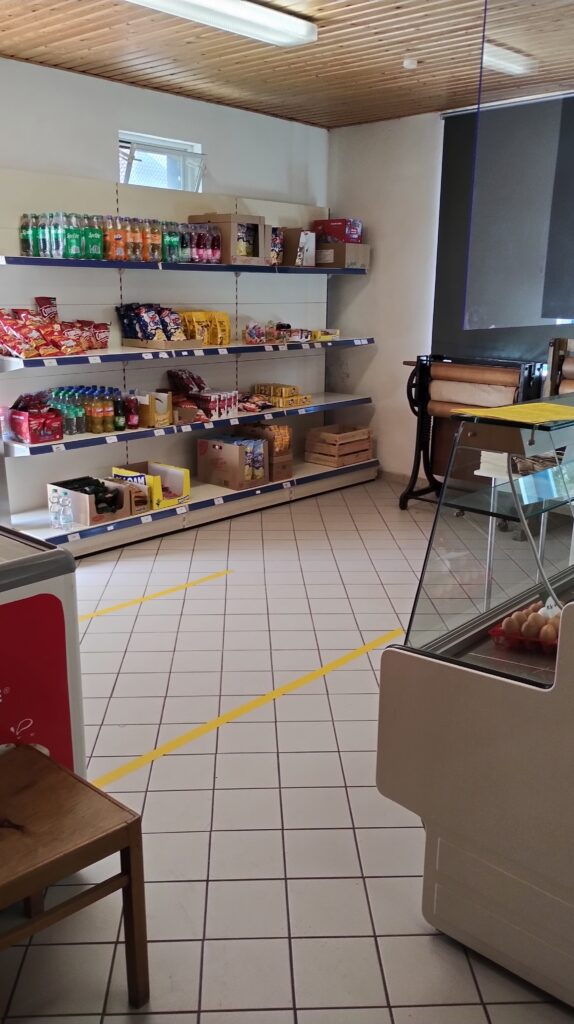 Verkaufsraum eines Hofladens auf einem Bauernhof mit Auswahl an Snacks und Erfrischungsgetränken für Gäste