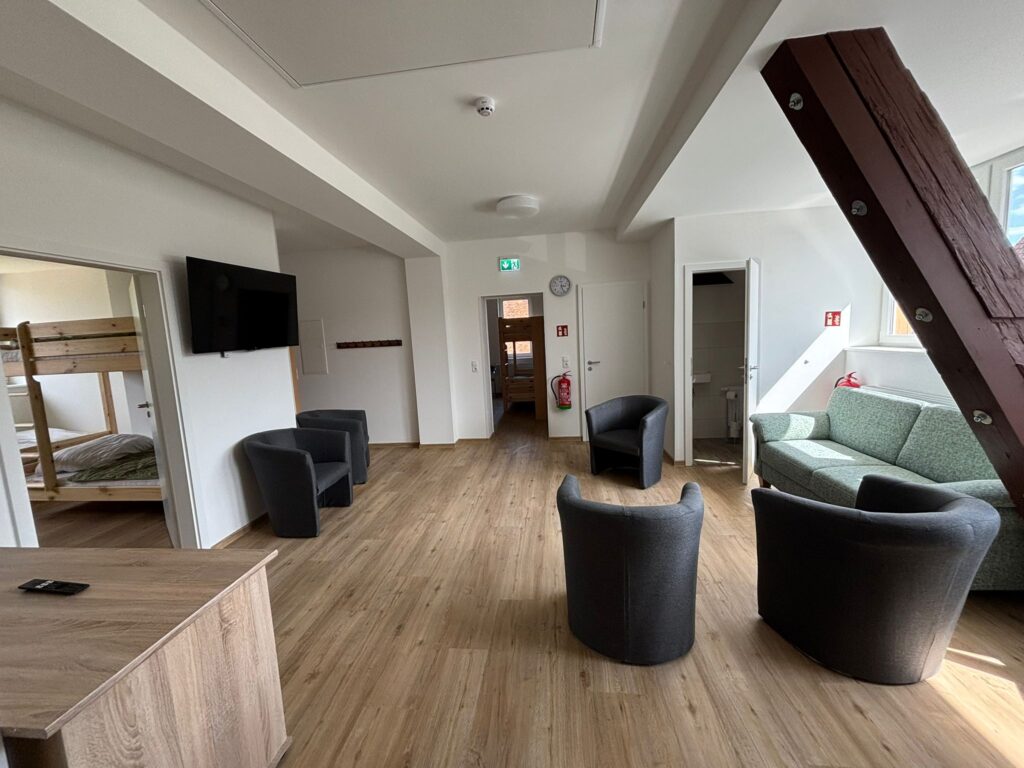 Kachelofen und Grill auf dem Innenhof eines Bauernhofs mit Sitzmöglichkeiten und Pavillon zum Essen