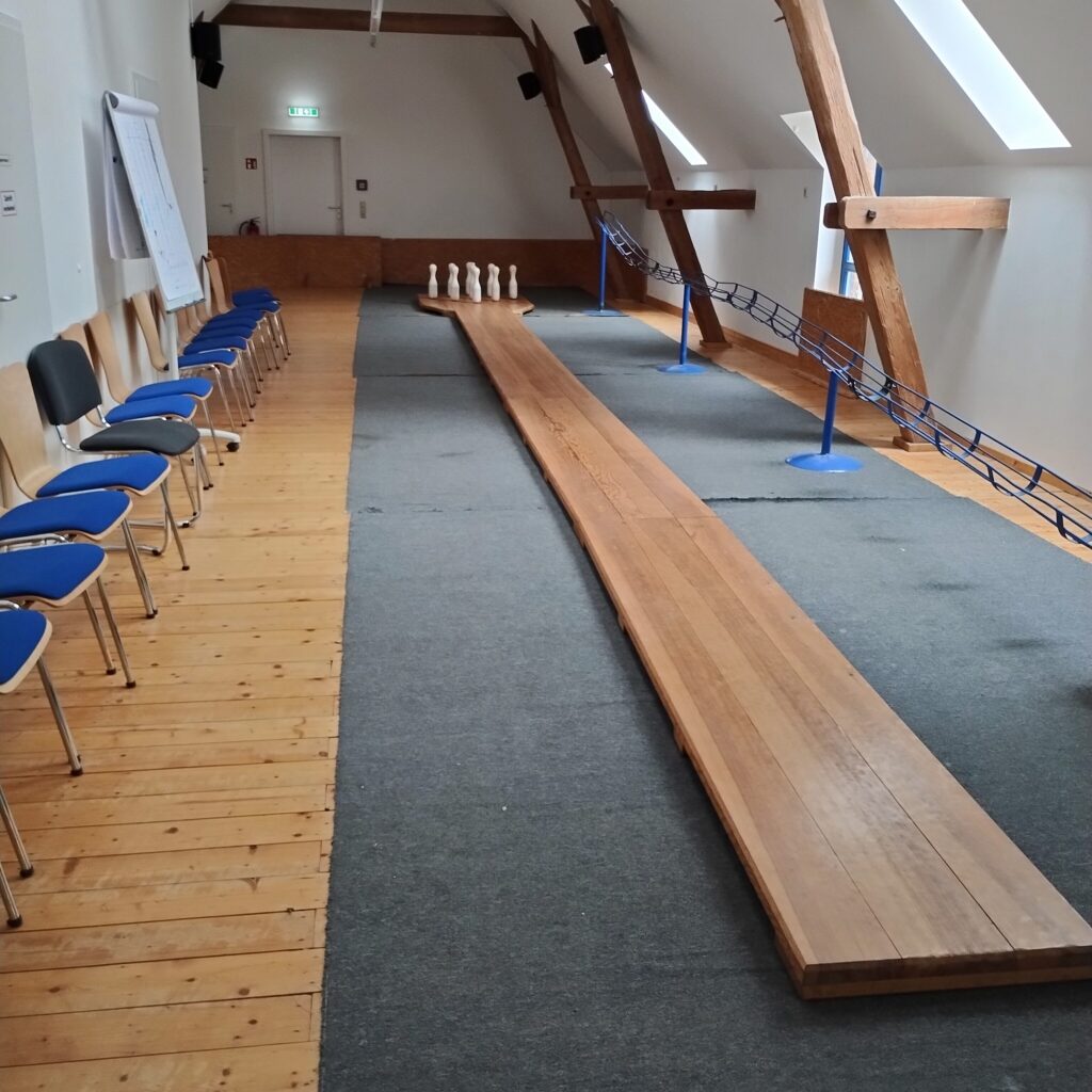 Kegelbahn im Dachgeschoss eines Schullandheims