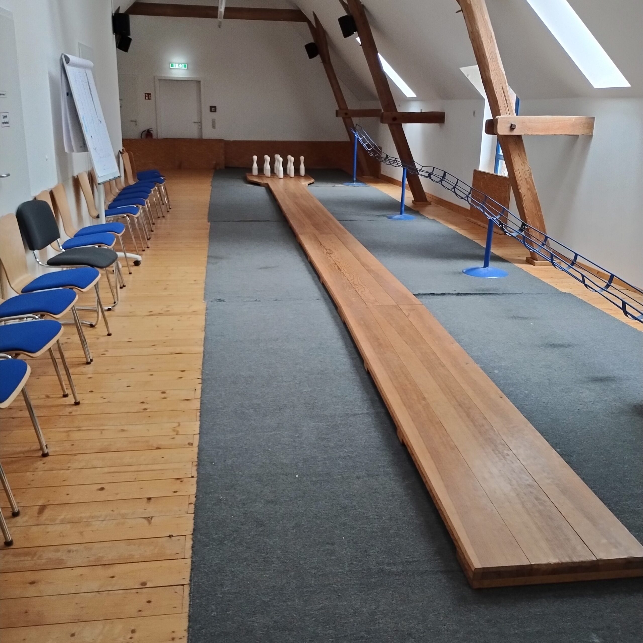 Kegelbahn im Dachgeschoss eines Schullandheims